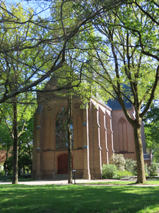 912781 Gezicht op de kapel op de R.K. Begraafplaats St. Barbara (Prinsesselaan 2) te Utrecht, vanaf het parkeerterrein.